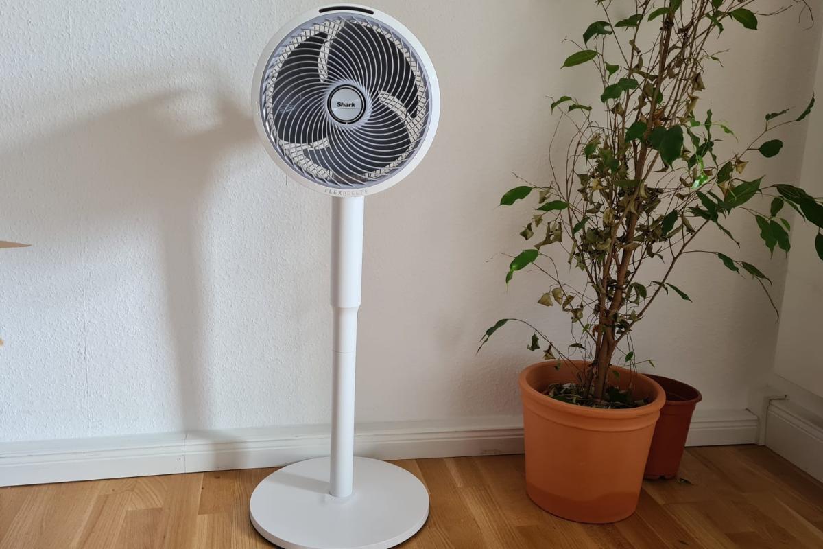 Der Shark FlexBreeze ist als Standventilator aufgebaut.